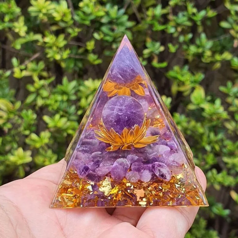 Orgonite Pirâmide Flor de Lótus Ametista