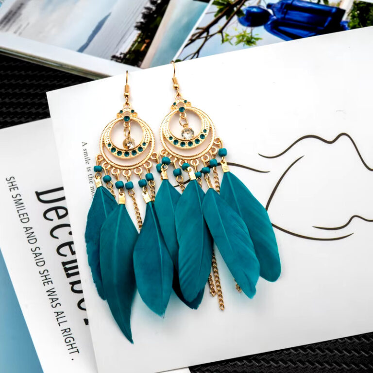 Brinco Boho Penas Azuis e Metal Dourado